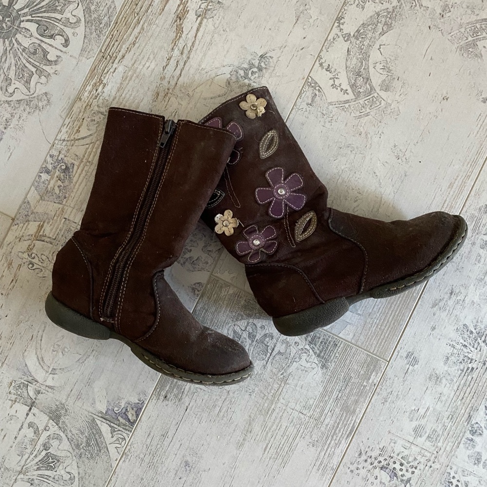 Kenneth Cole brown suede girls boots sz 10.5 with flower design